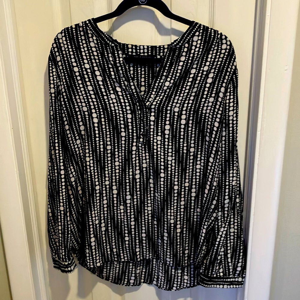 Long sleeve polyester top with pretty buttons and elegant design